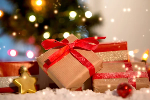 Vánoční pozadí s vánoční koule, dárky a dekorace — Stock fotografie