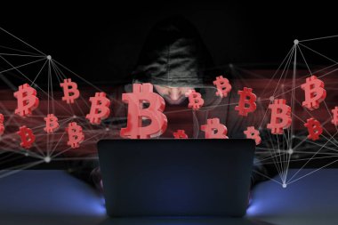 Hacker adam karanlıkta bilgisayar kullanarak