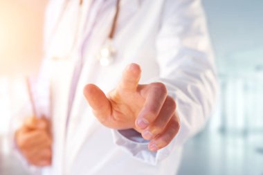 Doktor onun parmak işaret