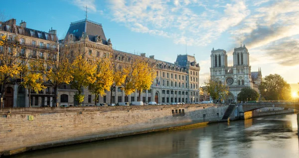 Notre Dame de Paris e Sena — Fotografia de Stock