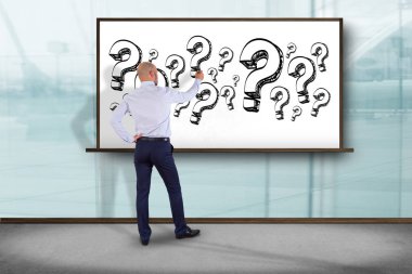 Bir iş adamı bulmaya çalışırken bir duvarın önünde görünümünü bulmak cevaplar - günlük hayat kavramı