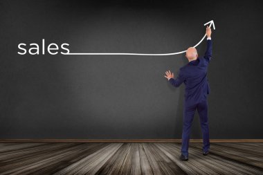 işadamı bir duvarın önünde 