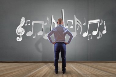 işadamı bir duvarın önünde