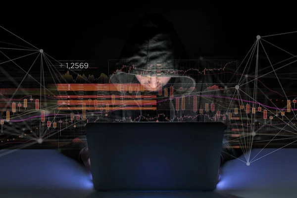 Хакер використовує комп'ютер — стокове фото