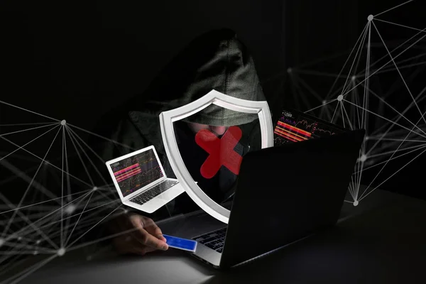 Хакер використовує комп'ютер — стокове фото