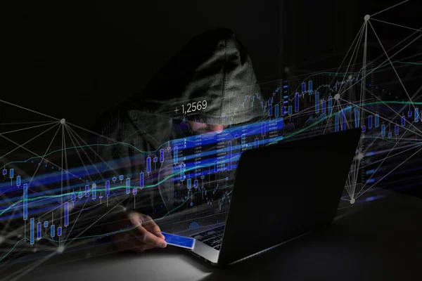 Хакер в темряві за допомогою комп'ютера — стокове фото
