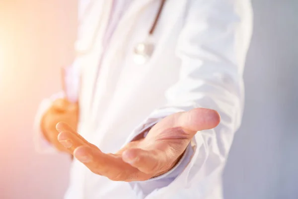 Dokter geven een lege hand — Stockfoto