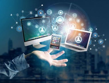 Bilgisayar ve bu futuristik bir arabirim üstünde gösterilen aygıtlar