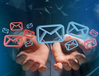 Fütüristik bir interf üzerinde görüntülenen onaylı e-posta ve spam mesaj