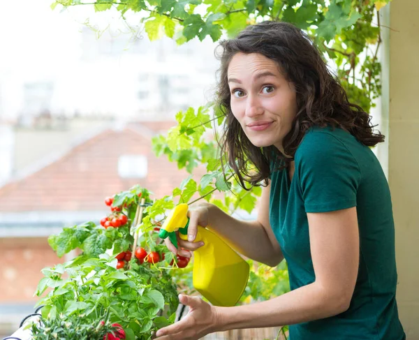 G vrouw hoopt haar plant niet te doden — Stockfoto