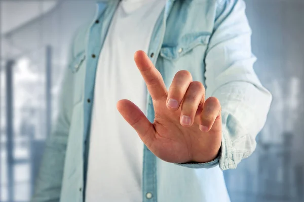 Genç adam parmağıyla bir arabirim ofiste dokunmadan — Stok fotoğraf
