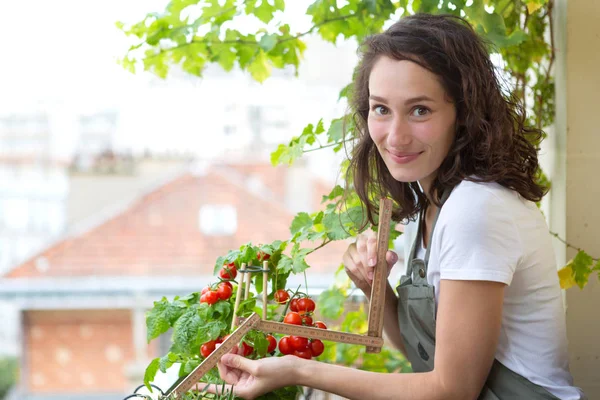 Junge Frau nimmt Maß — Stockfoto