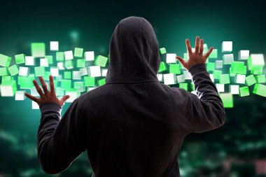 Karanlıkta hacker adam kesmek veri ve bilgilere bilgisayar kullanarak