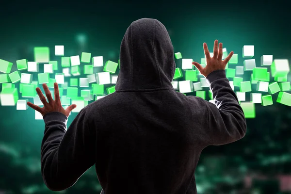 Hacker homme dans l'obscurité en utilisant l'ordinateur pour pirater les données et les informations — Photo
