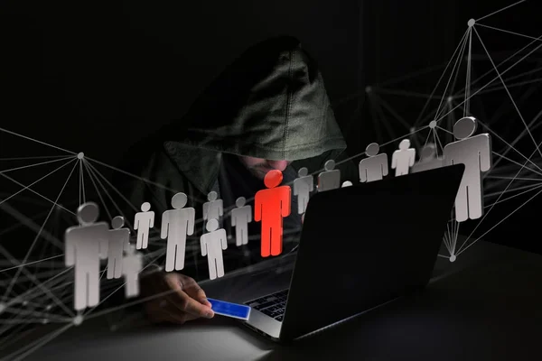 Χάκερ άνθρωπος στο σκοτάδι χρησιμοποιώντας υπολογιστή — Φωτογραφία Αρχείου