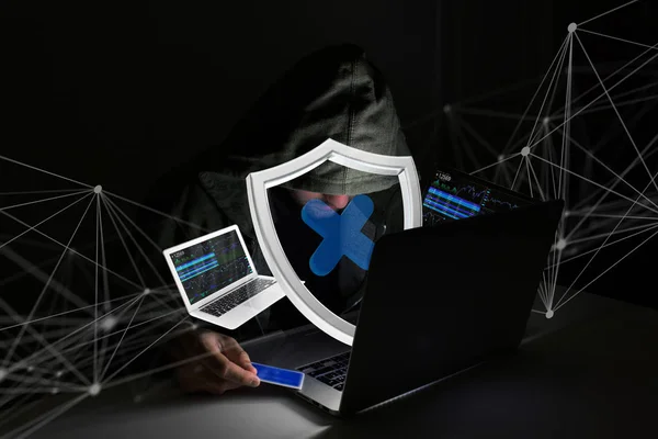 Hacker homme dans le noir à l'aide de l'ordinateur — Photo