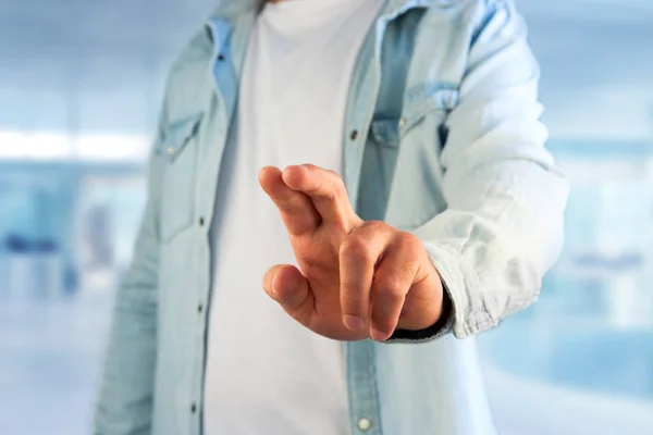Hombre tocando con su dedo una interfaz — Foto de Stock