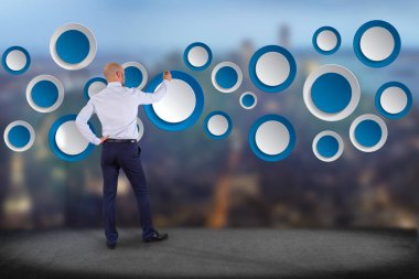 Mavi düğme arabiriminde görüntülenen işadamı görünümü boş app arayüzü ile duvar önünde yapılmış