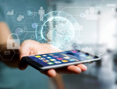 Teknoloji simgesi ve küre Dünya futuristik bir arabirim üstünde görüntülenen bir uluslararası iş ağ bağlantısının görünümü