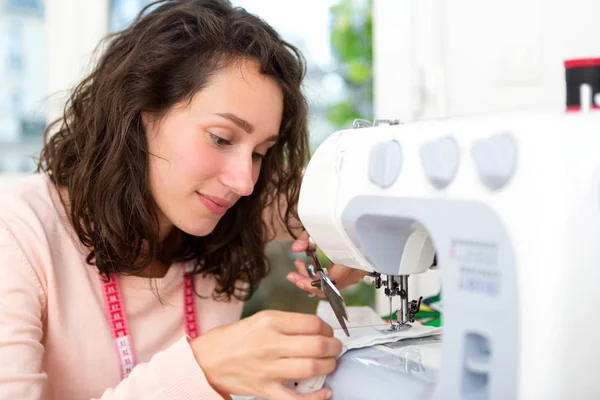 Mulher Costureira Jovem Usando Máquina Costura Para Projetar Roupas — Fotografia de Stock