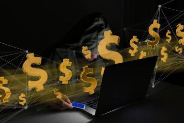 Karanlıkta bir Hacker adam görünümünü kesmek veri ve bilgi sistemine bilgisayar kullanarak