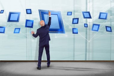 İşadamı görünümünü işlemci çip ve ağ bağlantısı olan bir duvar önünde