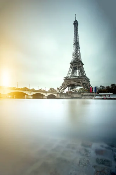 观埃菲尔铁塔与塞纳河在巴黎 — 图库照片
