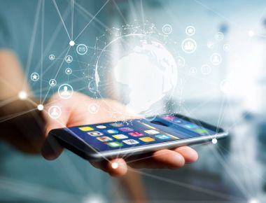 Akıllı telefon, tablet veya dizüstü bilgisayar - gibi aygıt tarafından bir teknoloji başlık kaplı görünümünü Internet ve iletişim kavramı