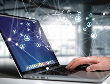 Akıllı telefon, tablet veya dizüstü bilgisayar - gibi aygıt tarafından bir teknoloji başlık kaplı görünümünü Internet ve iletişim kavramı