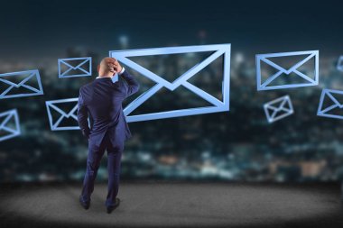 Bir renk arka plan üzerinde - 3d render görüntülenen mavi e-posta simgesinin görünümü