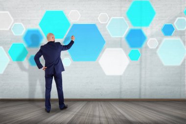 Bir işadamı ile 3d duvar önünde görünümünü render mavi hexa düğme-in yapılan boş uygulama 