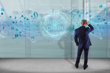Bir işadamı bir duvar üzerinde uçan 0 ve 1 verilerle blockchain başlıklı önünde görünümünü