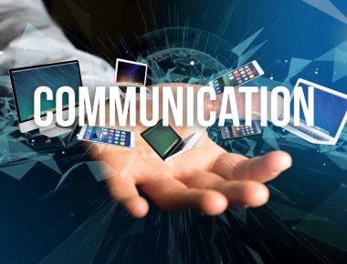 Akıllı telefon, tablet veya dizüstü bilgisayar - gibi cihaz tarafından iletişim başlığı kaplı görünümünü Internet ve iletişim kavramı