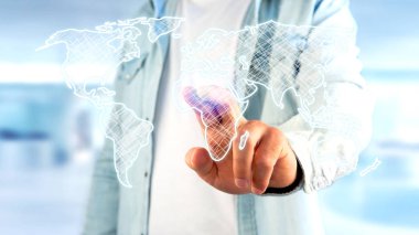 El çekilmiş dünya haritası üzerinde futuristik bir arayüze tutan işadamı görünümünü