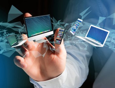 Bir bilgisayar ve fütüristik bir arabirimde - gösterilen aygıtlar görünümünü Multimedya ve teknoloji kavramı