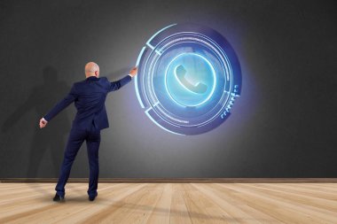 İşadamı görünümünü önünde duvara tırmanmak teknolojik telefon düğme - 3d render ile