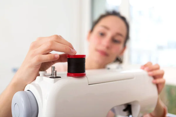 Naaister Van Jonge Vrouw Haar Naaimachine Instellen Voor Het Ontwerpen — Stockfoto