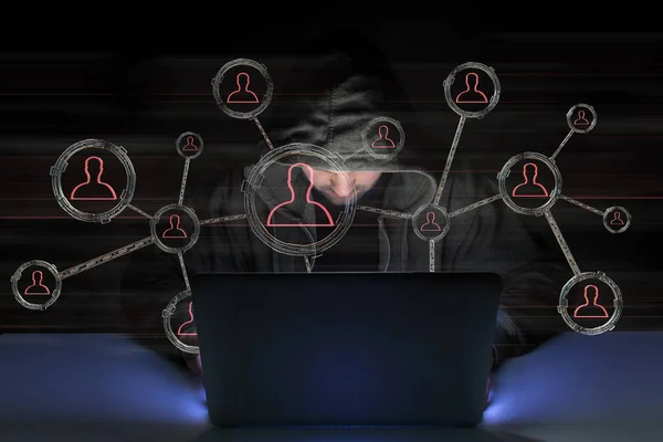 Hacker homem no escuro usando o computador para hackear dados e informações — Fotografia de Stock