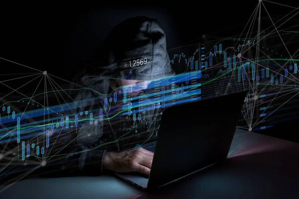 Hacker homem no escuro usando o computador para hackear dados e informações — Fotografia de Stock