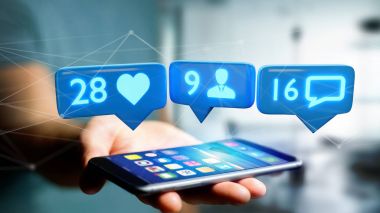 İşadamı ile smartphone kullanarak görünümünü sever, takipçileri ve sosyal ağ üzerindeki bildirim iletileri