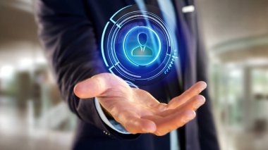 Parlak teknolojik ağ iletişim düğmesini tutarak bir işadamı görünümünü