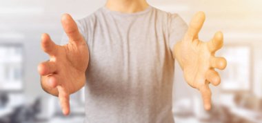 Boş tutuşup rahat gencin görünümünü 