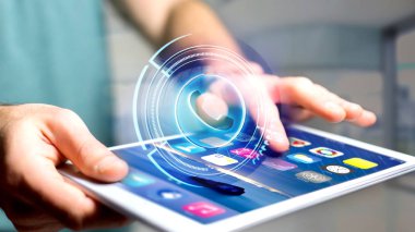 Tablet bilgisayar arka plan üzerinde elinde ile parlak teknolojik ağ iletişim düğmesini