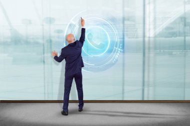 İşadamı duvara tırmanmak teknolojik telefon düğmeyle önünde görünümünü