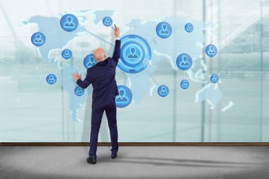 İşadamı önünde duvar ile ağ üzerinden bağlı dünya harita görünümü