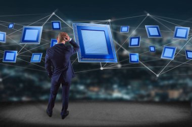 İşadamı işlemci çip ve ağ bağlantısı ile duvar önünde görünümünü