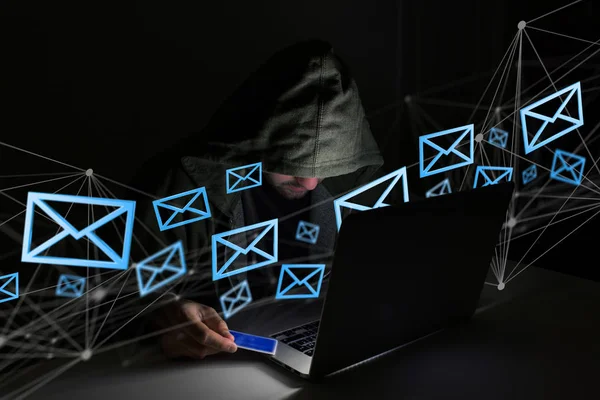 Χάκερ Άνθρωπος Στο Σκοτάδι Χρησιμοποιώντας Τον Υπολογιστή Για Hack Δεδομένα — Φωτογραφία Αρχείου