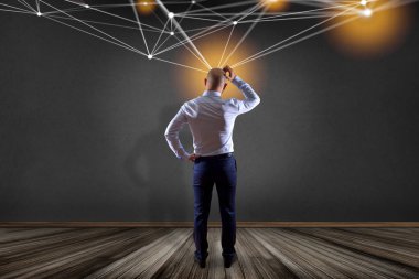 İşadamı Web işletim sistemi ekran ve ağ bağlantısı ile duvar önünde