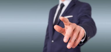 Görünüm alanı gri arka plan üzerinde işaret eden işadamı