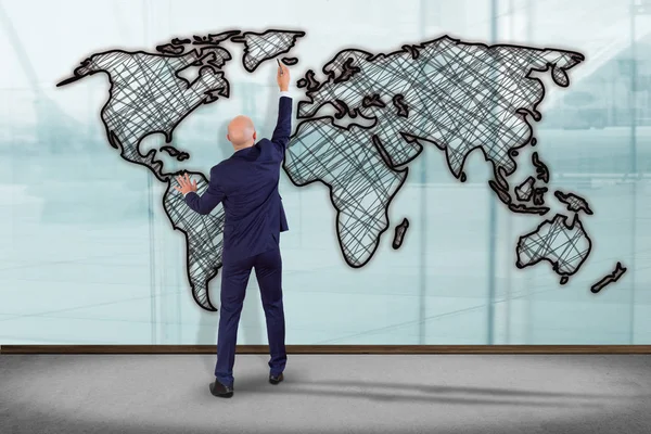 Бизнесмен Перед Стеной Нарисованной Вручную Картой Мира — стоковое фото